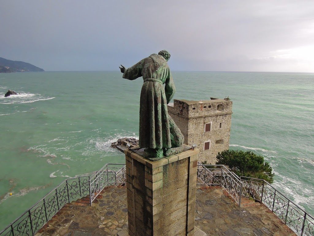 La statua di San Francesco e il lupo a Monterosso