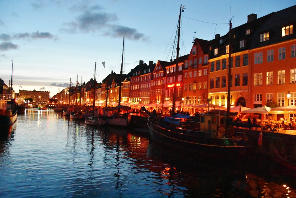 Tramonto sul vecchio porto di Copenaghen