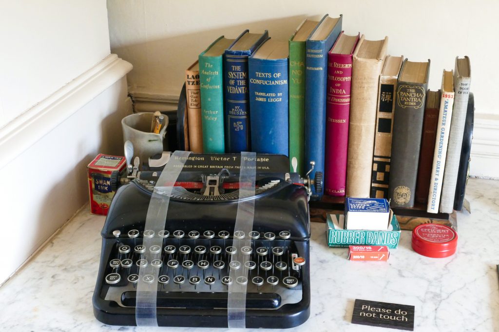 Lo studio di Greenway House con la macchina da scrivere di Agatha Christie
