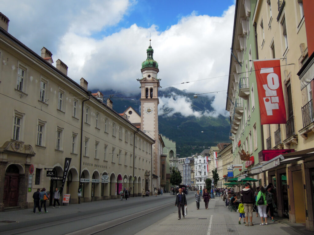 Il centro storio di Innsbruck con le montagne sullo sfondo