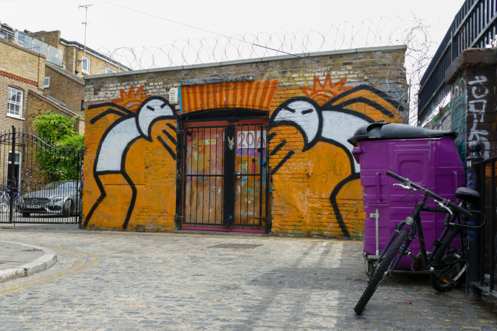 Murale coppia stilizzata che urla Brick Lane