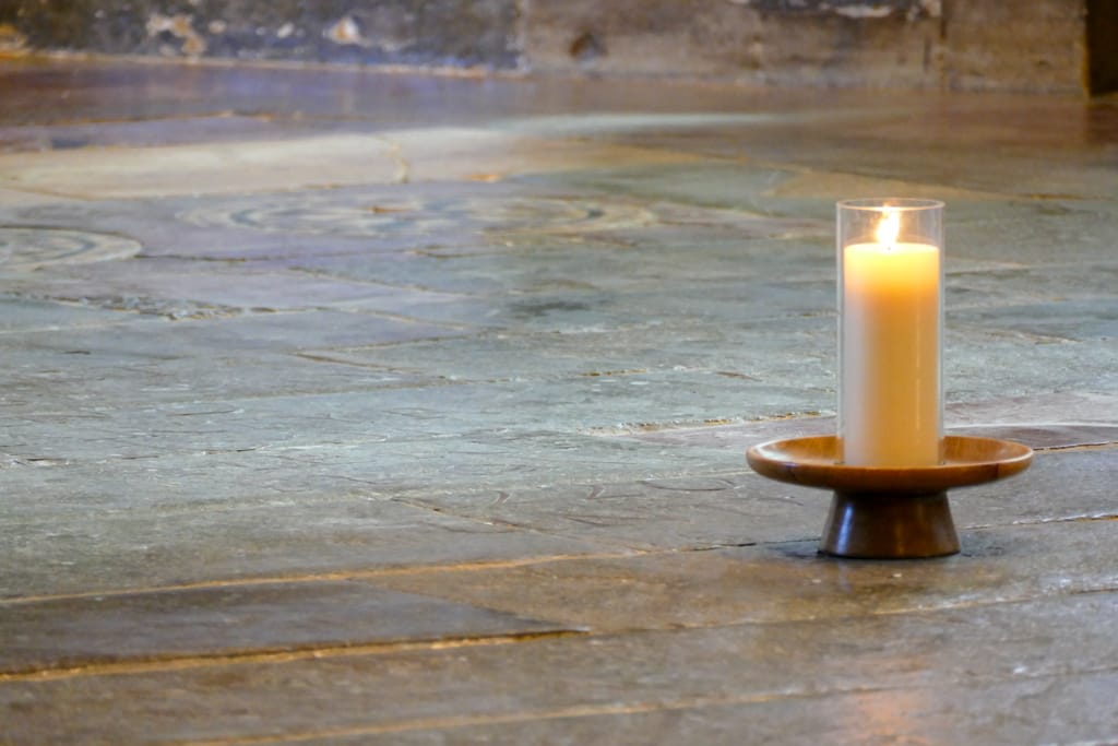 Candela nel punto in cui sorgeva un'edicola commemorativa di Thomas Beckett