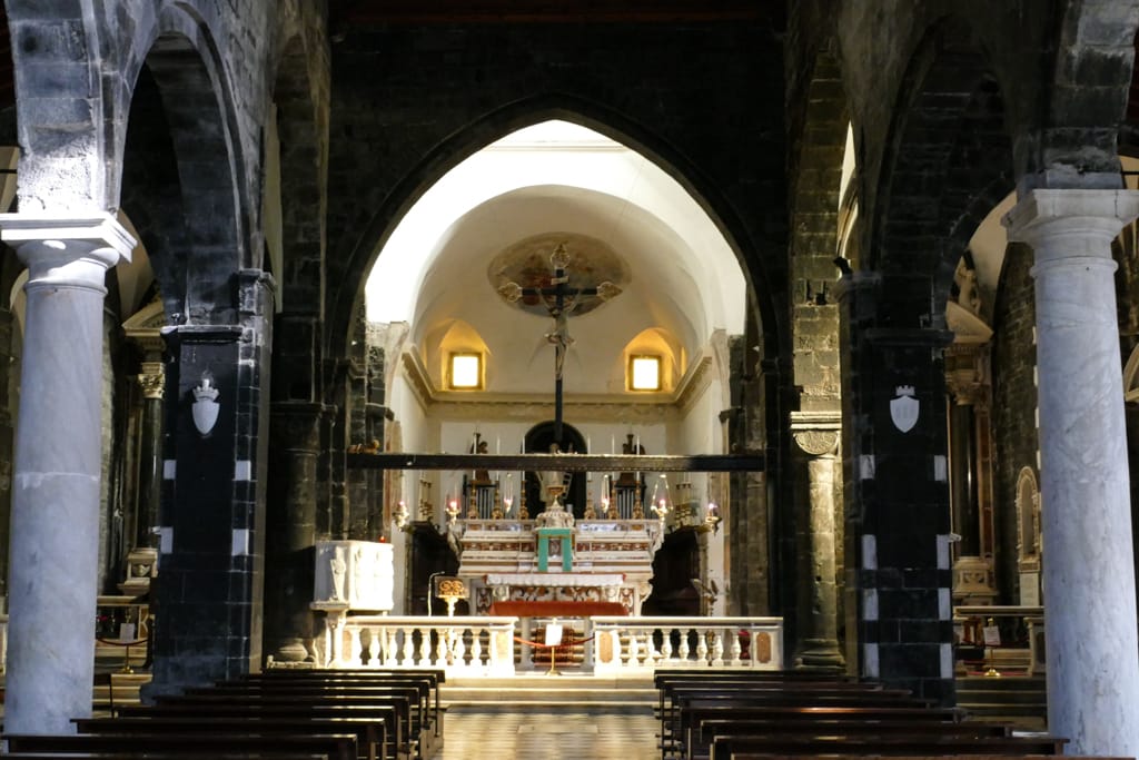 Cosa vedere a Portovenere e dintorni My Scratch Map - Travel Blog Interno Chiesa di San Lorenzo