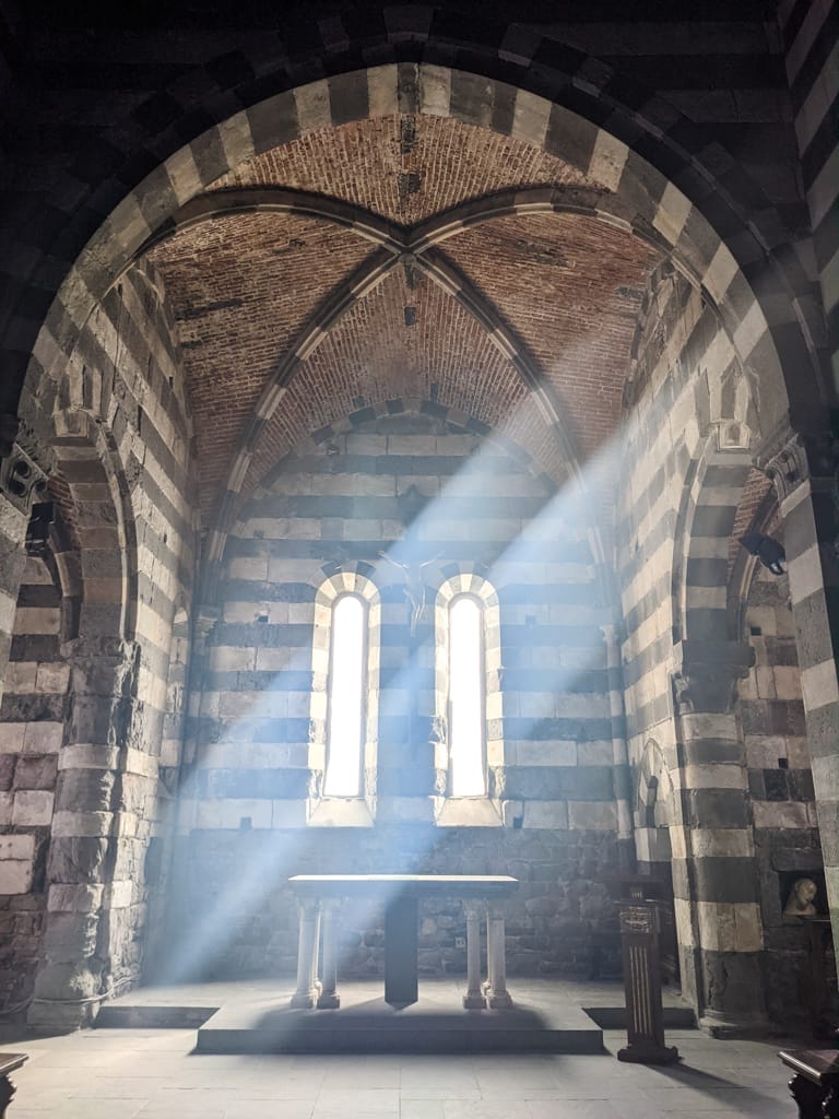 Cosa vedere a Portovenere e dintorni My Scratch Map - Travel Blog L'interno della Chiesa di San Pietro